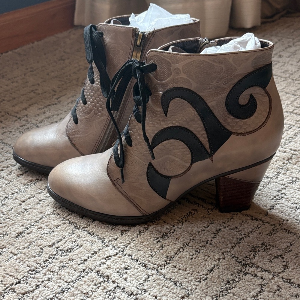 Spring Step L’ARTISTE Beige and Black Lace Up Boots SIZE 38 7.5/8